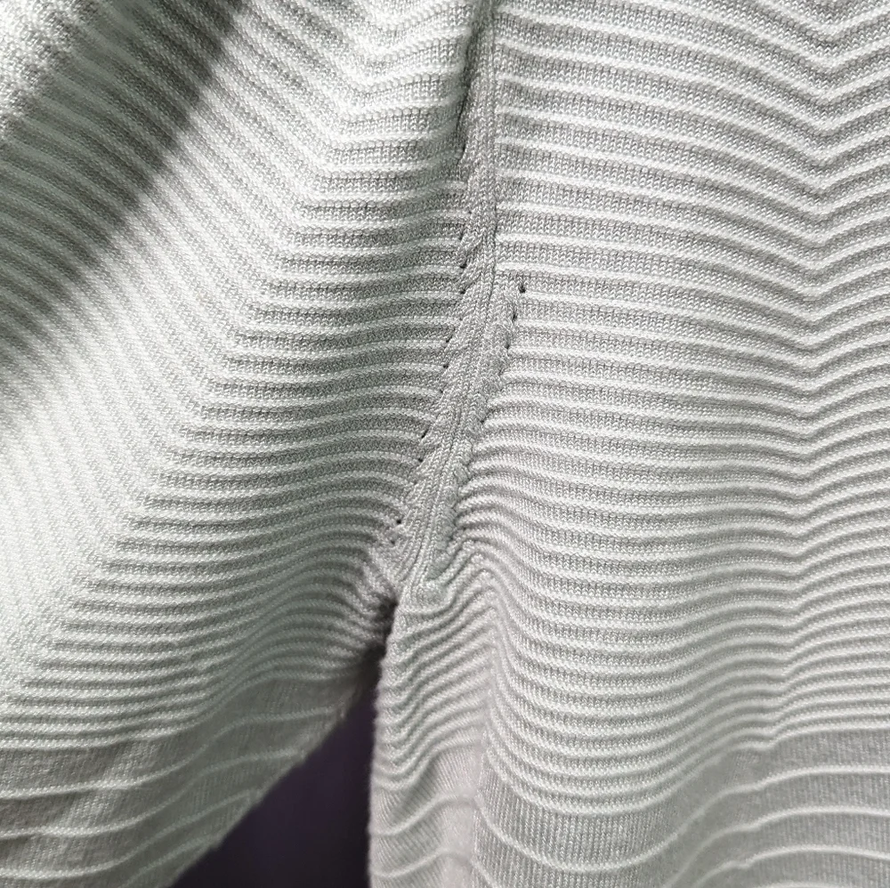Tahari V Neck Ribbed Sweater Sz M